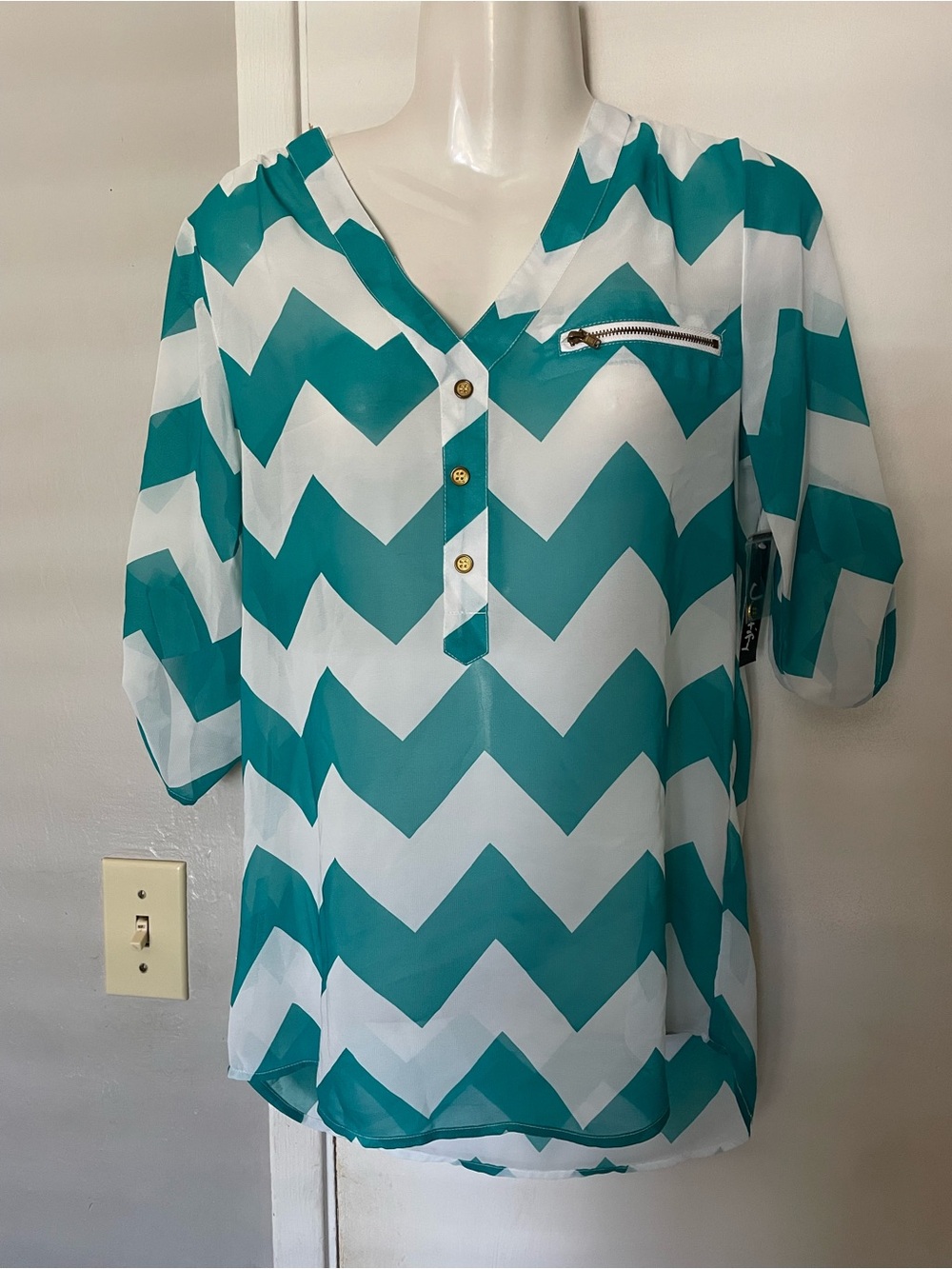 Justify Chevron V-Neck Blouse in Teal and White